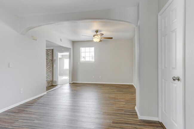 Building Photo - Dewey Duplex