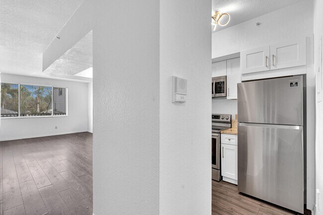 Building Photo - 725 SW 148th Ave