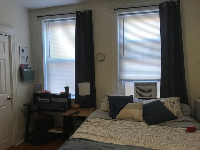 Building Photo - Nicely renovated 2 bed next to the Green L...