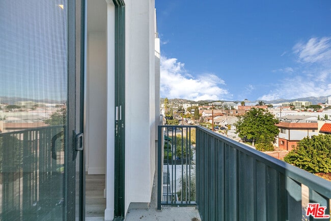 Building Photo - 1111 N Kenmore Ave