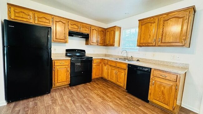 Building Photo - Creekwood Park Townhomes - Reduced rent + claim your choice of a brand-new 55" TV or a $250 Amazo...