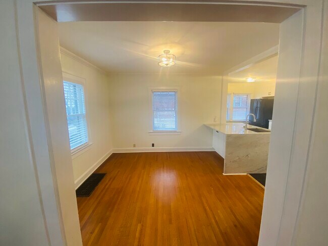 Building Photo - 930 E 56th St