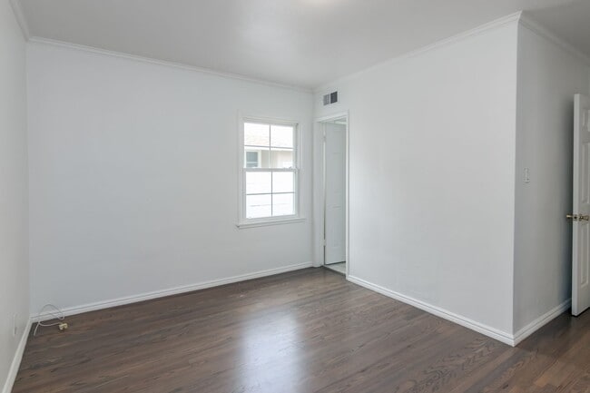 Building Photo - Charming single story home in heart of Reseda