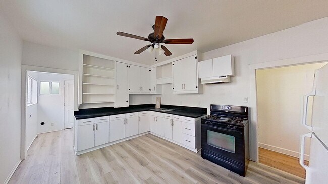 Building Photo - 709 W Micheltorena St