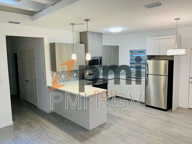 Building Photo - 805 W Garrison Dr