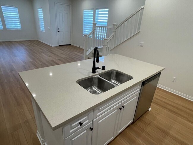 Building Photo - Newer Condo Over 2000 sq feet in Ontario