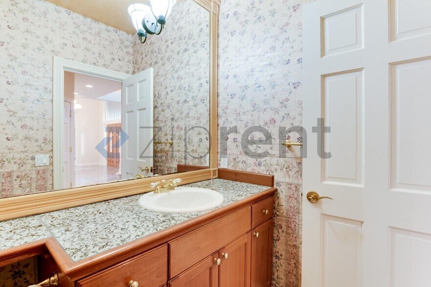 Building Photo - 16461 SE 56th Pl