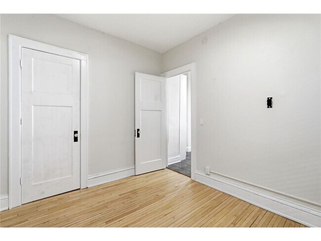 Building Photo - 2881 Irving Ave S