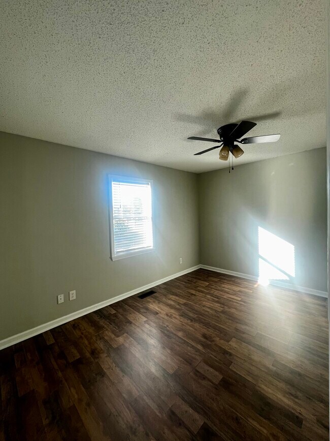 Building Photo - 712 Richmond Ave