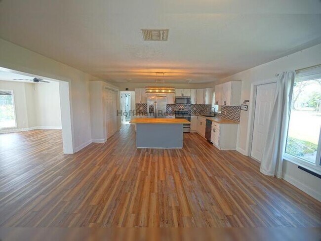 Building Photo - 3-Bedroom Pool Home in St. Pete