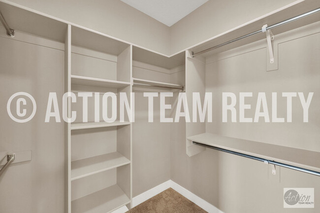 Building Photo - Row End Townhome in Orem!