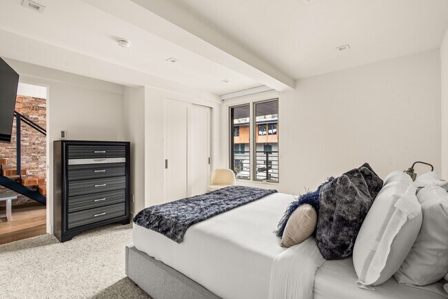 Building Photo - 1039 E Cooper Ave