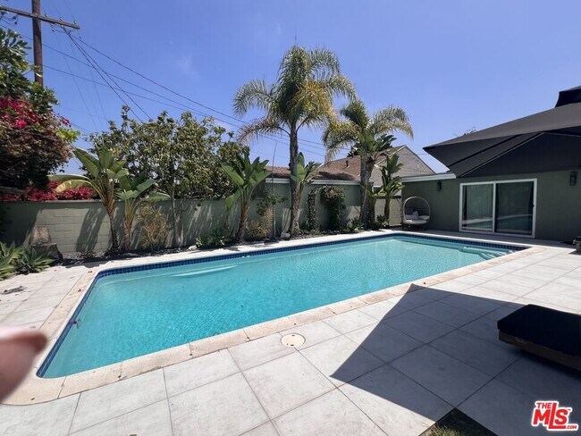 Building Photo - 7865 Bleriot Ave