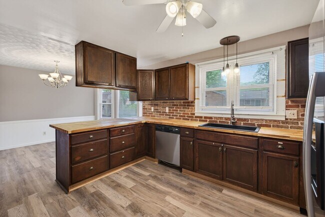 Building Photo - Brick Corner Ranch in Oak Manor-Chesapeake!