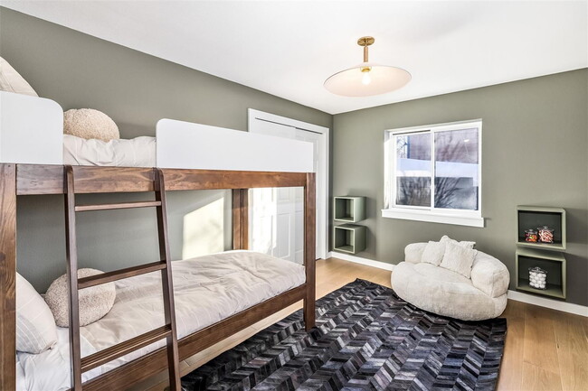 Building Photo - Fully Remodeled 4 bedroom Home in Hamilton Creek