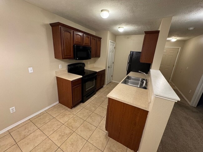 Building Photo - 2 bedroom -2 bathroom top floor apartment