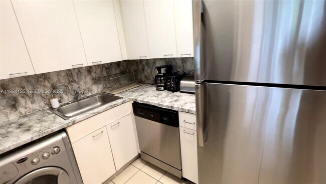 Building Photo - 1500 Bay Rd