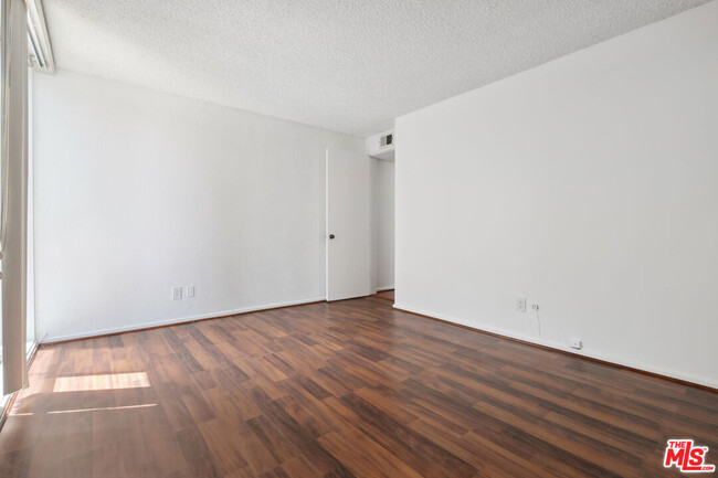 Building Photo - 6515 Green Valley Cir