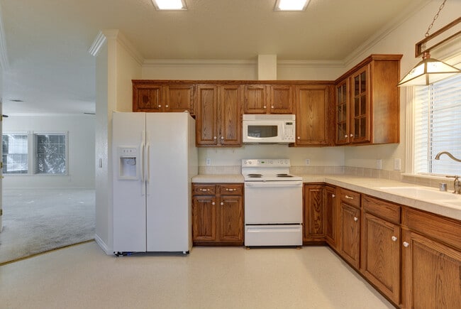 Building Photo - Home for rent in active 55+ community!