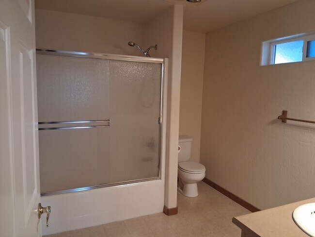 Building Photo - Comfortable 2-Bedroom Apartment in Desirab...