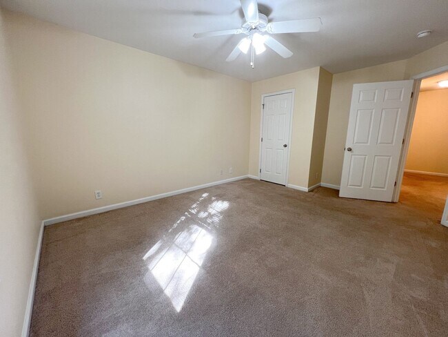 Building Photo - 528 Luxury Dr