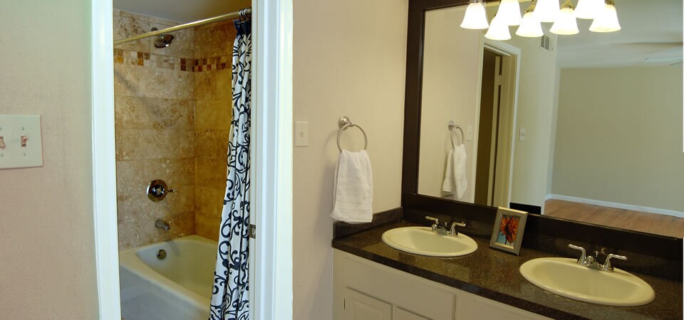 Master bathroom - 8710 Park Ln