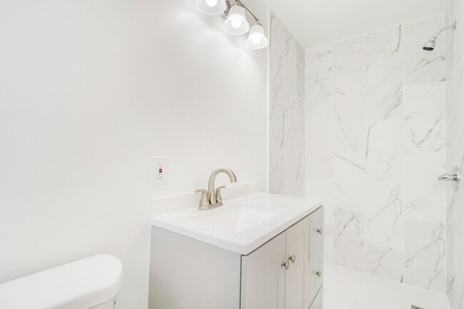 Building Photo - 110 N C St