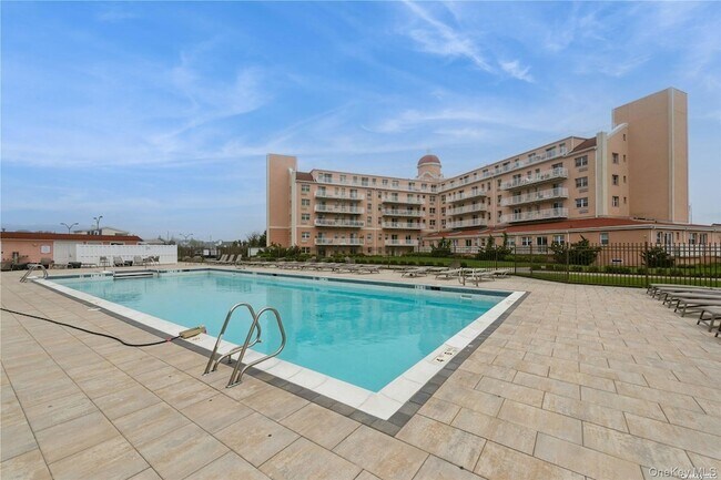 Building Photo - 2 Richmond Rd