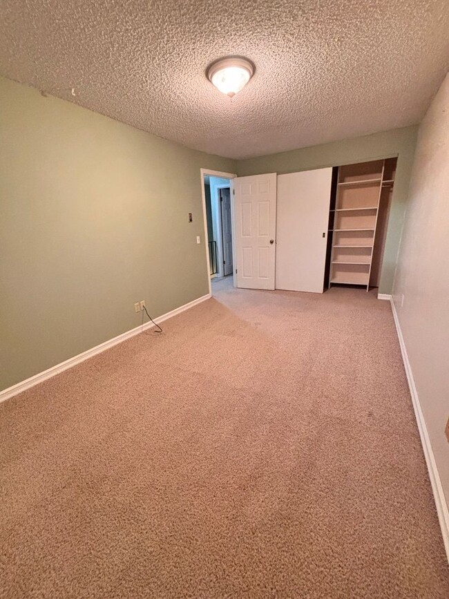 Building Photo - 2 Bedroom, 1.5 Bathroom Townhome Available...