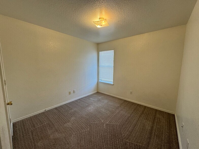 Building Photo - 3301 Hereford Ln