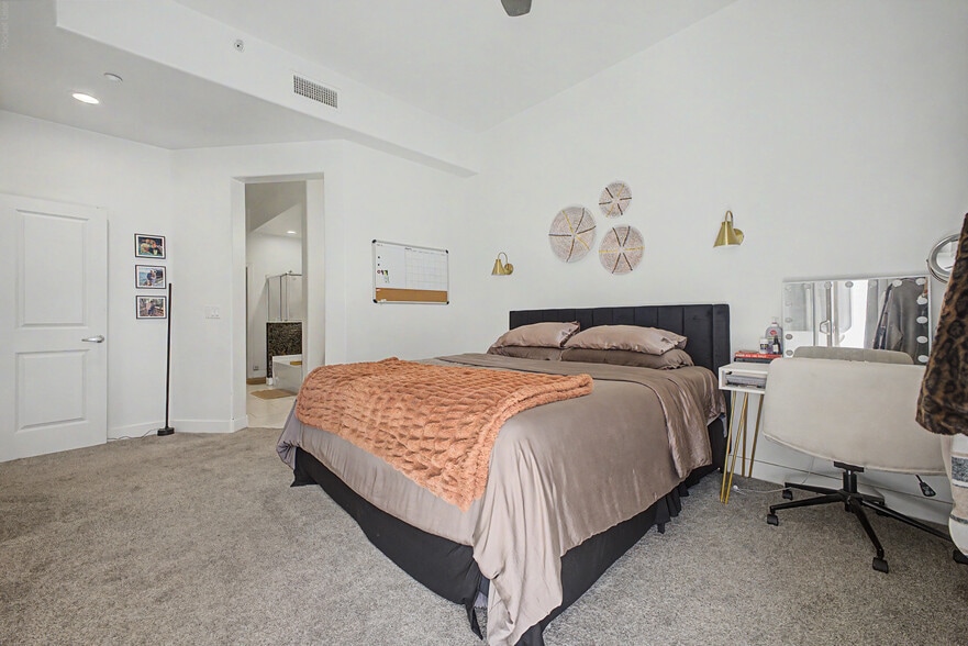 Building Photo - 945 E Playa del Norte Dr