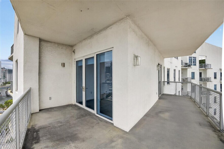 Building Photo - 10 SW South River Dr