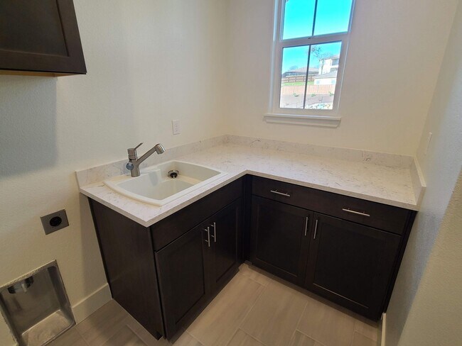 Building Photo - BEAUTIFUL BRAND NEW "NEXT-GEN" HOME W/ SOLAR & SIERRA VIEWS!!