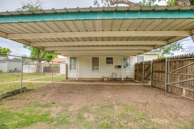 Building Photo - Very nice 3 bedroom home in Santa Rita AVAILABLE NOW!