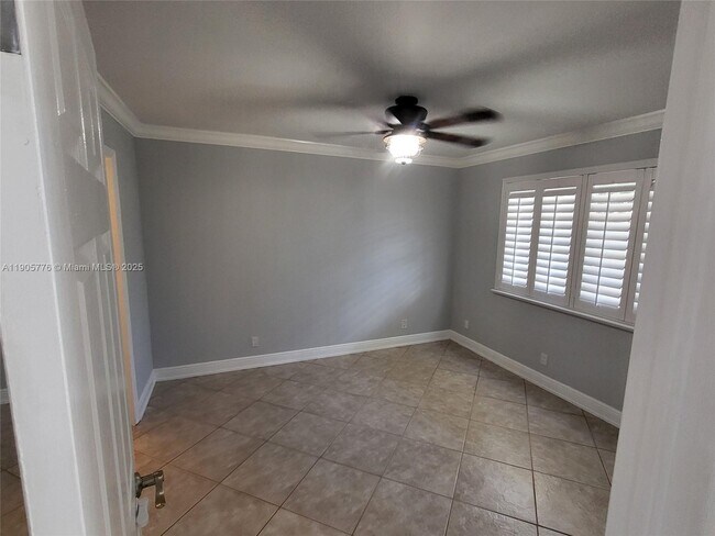 Building Photo - 801 NE 18th Ct