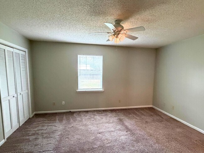 Building Photo - Spacious 3BR/2BA Home with Bonus Spaces & Large Fenced Yard