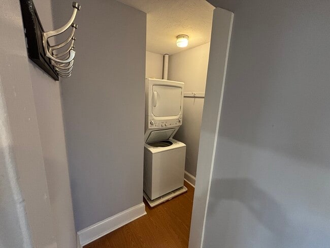 Building Photo - 21 Savin Ave