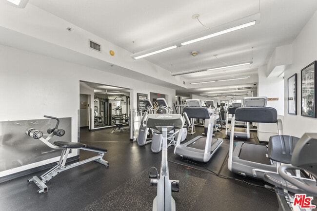 Building Photo - 388 E Ocean Blvd