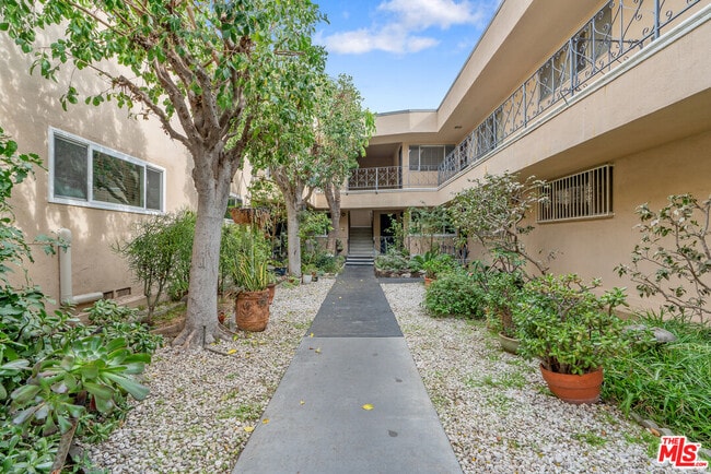 Building Photo - 2030 N Vermont Ave