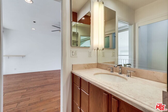 Building Photo - 230 S Catalina Ave