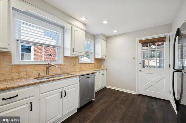 Building Photo - 421 Lawrence Rd