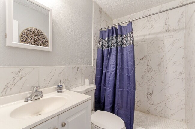 Building Photo - Beautifully Remodeled 3BR Duplex Near Parks, Schools & New Rec Center — Utilities Included. Secti...