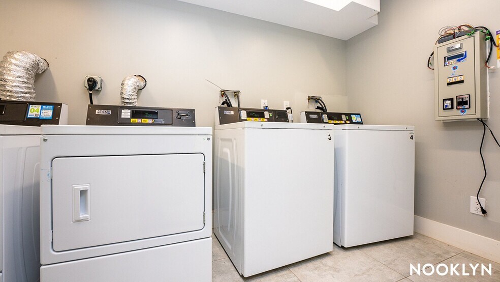 Building Photo - 18-15 Putnam Ave