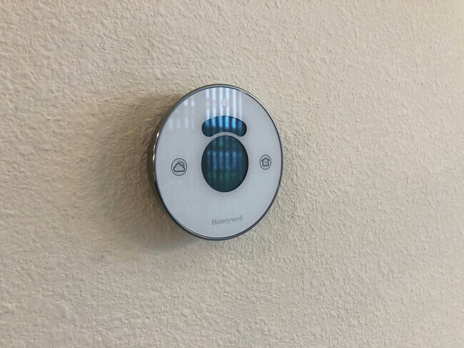 Building Photo - Lakefront Single Story 3/2 Home  FREE washer dryer, Internet, Cable and Phone