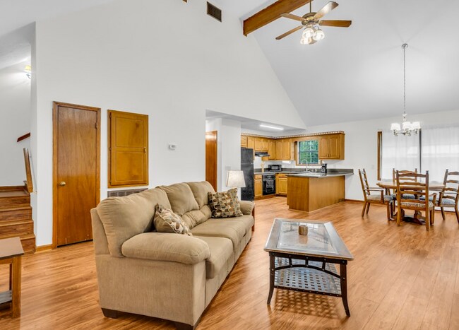 Building Photo - Fully furnished 3 bedroom, 2 bath home!