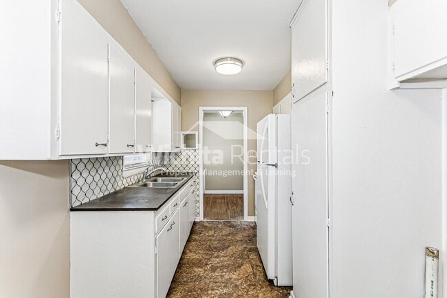 Building Photo - Move-In ready 2 bed/ 1bath + 1 car garage