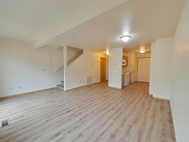 Building Photo - Beautiful 3 Bedroom 1.5 bath with attached...