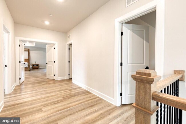 Building Photo - 7679 Cross Creek Dr