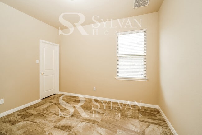 Building Photo - Prepare to be impressed by this 3 bedroom, 2 bathroom home