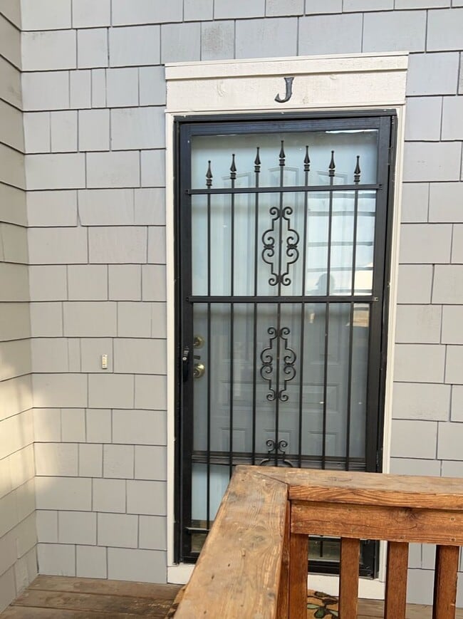 Building Photo - SEE IT NOW: Charming Shawnee Unit with Spacious Living & Modern Kitchen!